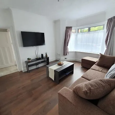 West Drayton Lovely 2-Bedroom Ground Floor Flat With Garden